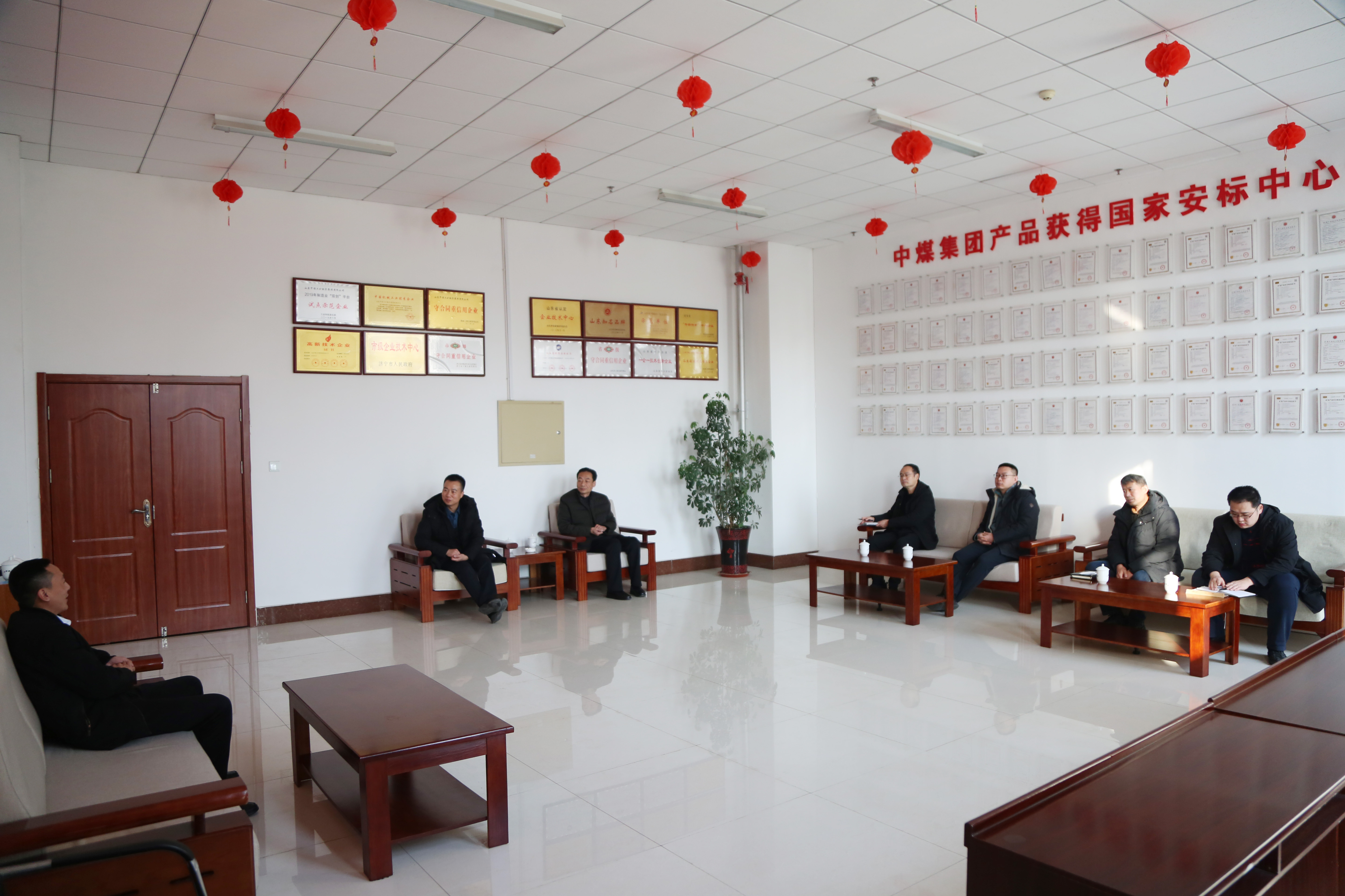 濟(jì)寧高新區(qū)創(chuàng)新創(chuàng)業(yè)服務(wù)中心領(lǐng)導(dǎo)蒞臨中煤集團(tuán)科技孵化器調(diào)研指導(dǎo)